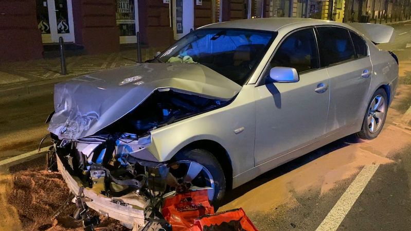 Opilý mladík za volantem BMW v Praze naboural šest aut